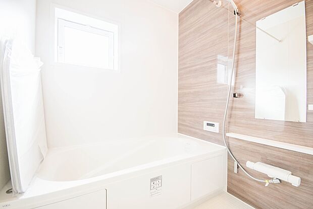 高級感溢れるカラーと大きさ・柔らかな曲線で構成された半身浴も楽しめるバスタブが心地よさをもたらします。