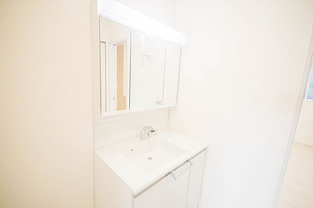 大きく見やすい三面鏡で清潔感ある洗面台は、身だしなみチェックや肌のお手入れに最適です。何かと物が増える場所だからこそ、スッキリと見映えの良い空間に拵えました。