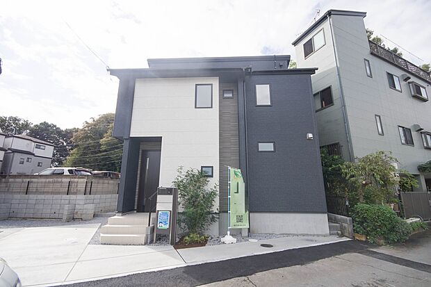 街に溶け合う美しい景観と、採光や風通しを考えて設計された間取り。近隣の視線を考え調整した窓位置など、外観だけでなく、住まうご家族の心地よさを最優先しました。