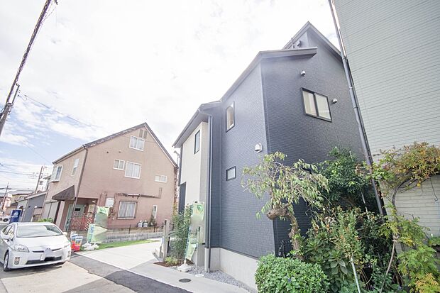 太陽に愛された邸は、陽当り・通風に優れた魅力的で快適さを追求した新築戸建でした。ここに住むからこそ意味がある。そんな特別感に浸りながら、毎日をお過ごしして欲しいです。