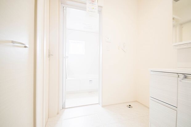 洗面室のある脱衣所は広々。脱いだお洋服をそのままお洗濯。