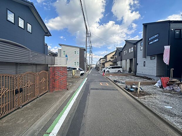 前面道路でお車を駐車するのも楽々。
