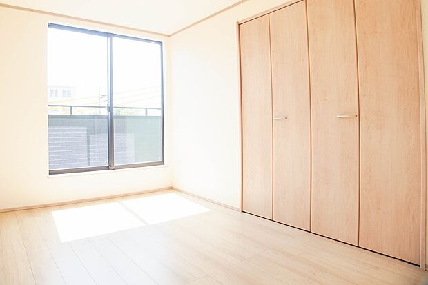 バルコニーに直接出入りできるお部屋です。ちょっと外の空気を吸いたい時や、ベランダでミニガーデニングなども楽しめそうです。