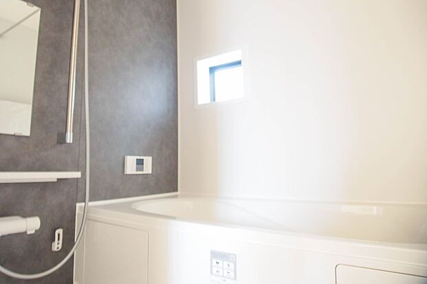 高級感溢れるカラーと大きさ・柔らかな曲線で構成された半身浴も楽しめるバスタブが心地よさをもたらします。