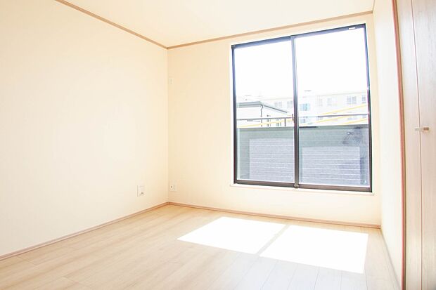 2面窓のある風通しの良いお部屋は心も体も元気にしてくれます。自分だけのお部屋作りを楽しんでみては。