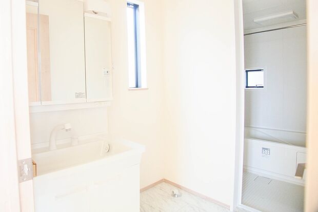 洗面室のある脱衣所は広々。脱いだお洋服をそのままお洗濯。