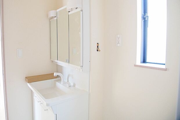 大きく見やすい三面鏡で清潔感ある洗面台は、身だしなみチェックや肌のお手入れに最適です。何かと物が増える場所だからこそ、スッキリと見映えの良い空間に拵えました。