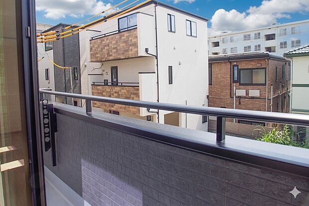 朝の澄んだ空気や、夕方に吹く清々しい風を五感で感じられるバルコニー。住まいの中で唯一屋外にあって、本当の自然を感じられるスペースです。