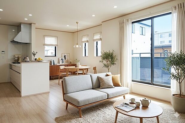 通風・採光に優れ、心地よい光と風が溢れています。 贅沢で豊かな居住性と、プライドを満たすクオリティが見事に調和した住空間。新築ならではの快適なひとときをご体感頂ける筈です。