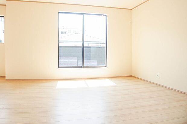 明るい窓のあるお部屋は子供部屋にぴったり。可愛い家具で素敵なお部屋に。