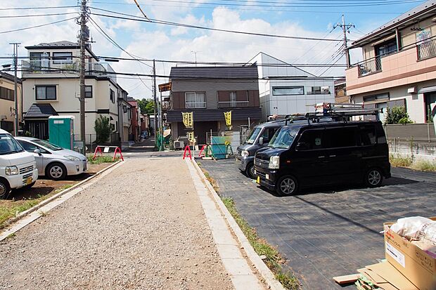 前面道路の日当たりの良い明るいお家。