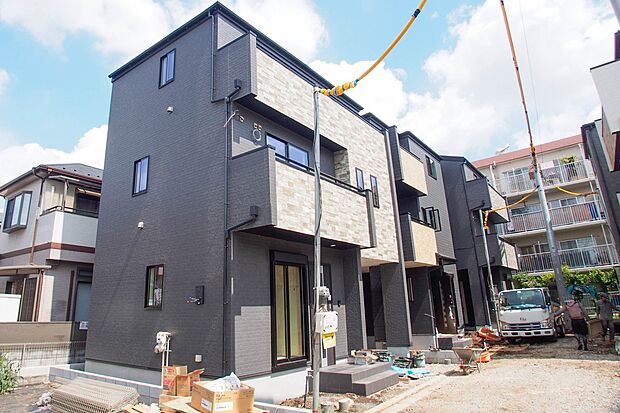 街に溶け合う美しい景観と、採光や風通しを考えて設計された間取り。近隣の視線を考え調整した窓位置など、外観だけでなく、住まうご家族の心地よさを最優先しました。