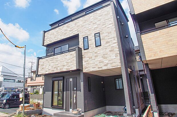 豊かで快適な暮らしを。ここから始まる「日常」はご家族にとってかけがえのない時間となります。少しでも豊かに、快適に。そんな想いから本邸宅は生まれました。