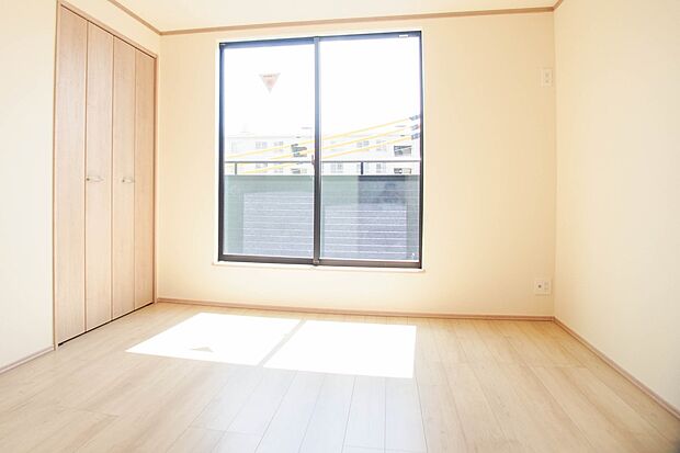 独立性を高めたお部屋。たっぷりの収納も配備しており、片付いた空間を現実出来そう。陽光も降り注ぐ明るく開放的な空間が魅力的。