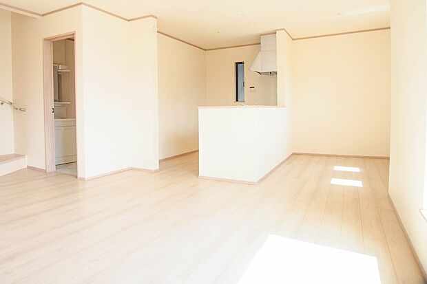 リビングは、食事スペースと寛げる場所設けてもまだ余裕の広さ。明るい光が照らしてくれます。