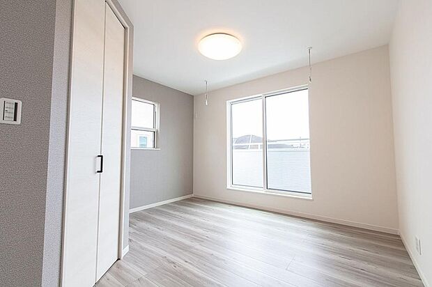 ベッドを置いて主寝室をイメージ。それでも広々してますね。