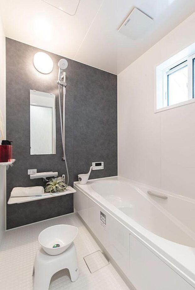 高級感溢れるカラーと大きさ・柔らかな曲線で構成された半身浴も楽しめるバスタブが心地よさをもたらします。