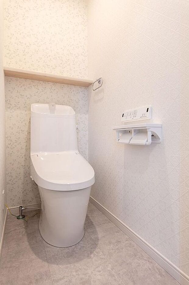 快適な生活を送るための必須アイテムとなった洗浄機能付トイレ。おしり洗浄、ビデ洗浄、暖房便座の3つの機能を標準装備しています。