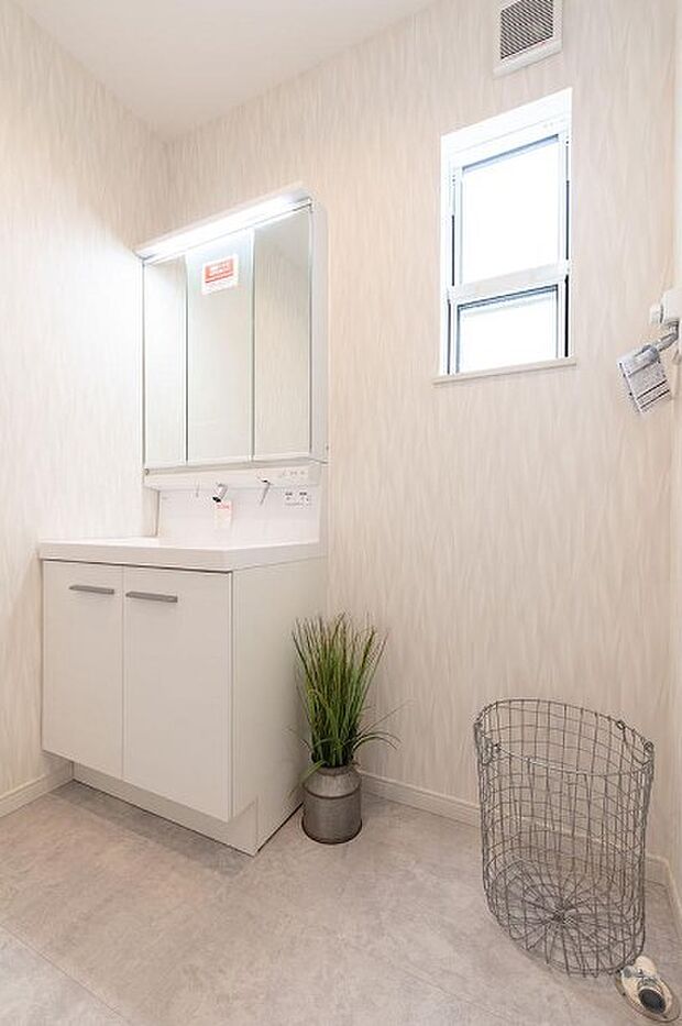 大きく見やすい三面鏡で清潔感ある洗面台は、身だしなみチェックや肌のお手入れに最適です。何かと物が増える場所だからこそ、スッキリと見映えの良い空間に拵えました。