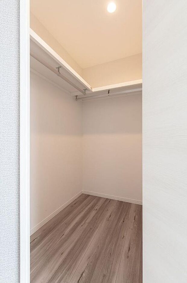 WICのメリットの1つ目は、1箇所にまとめて収納が出来ること。2つ目は、衣替えが必要ないこと。3つ目は、扉が少なくなり室内がスッキリ見えること。