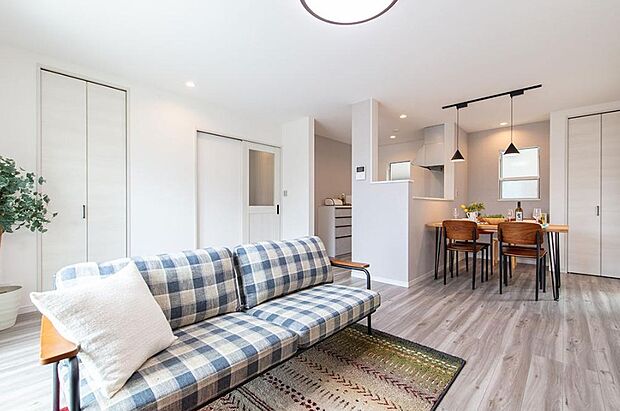 通風・採光に優れ、心地よい光と風が溢れています。 贅沢で豊かな居住性と、プライドを満たすクオリティが見事に調和した住空間。新築ならではの快適なひとときをご体感頂ける筈です。