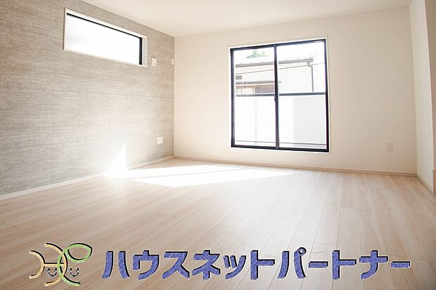 太陽の光が照らす明るいリビングは、開放感があり通風・採光に優れ、心地よい光と風が舞い込んできます。心休まるリビングは何よりも快適な時間を過ごせます。