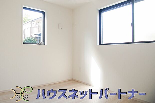 明るい窓のあるお部屋は子供部屋にぴったり。可愛い家具で素敵なお部屋に。