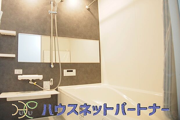 高級感溢れるカラーと大きさ・柔らかな曲線で構成された半身浴も楽しめるバスタブが心地よさをもたらします。窓もあるので換気もしっかりできますね。