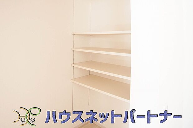 パントリー（食料庫）常温保存できるパン、お米、調味料、缶詰など、日常的に使うものや未開封の食品の収納にぴったり。棚にものを並べて収納すれば、何が足りないのかひと目で確認できます。