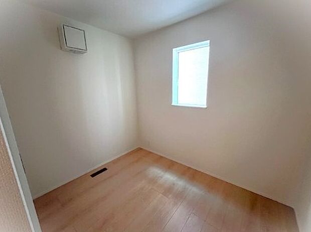 独立性を高めたお部屋。たっぷりの収納も配備しており、片付いた空間を現実出来そう。陽光も降り注ぐ明るく開放的な空間が魅力的。