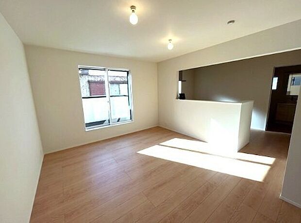 通風・採光に優れ、心地よい光と風が溢れています。 贅沢で豊かな居住性と、プライドを満たすクオリティが見事に調和した住空間。新築ならではの快適なひとときをご体感頂ける筈です。