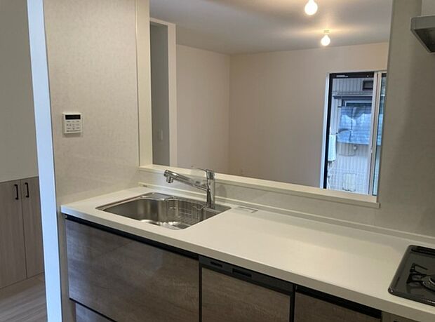 カウンターキッチンなら、リビングで遊ぶ子供の様子を見ながら料理ができるので安心です。料理を運んでもらったり、子供にお手伝いしてもらいやすいのもいいですね♪