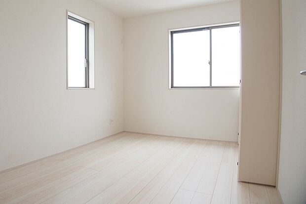 2面窓のある風通しの良いお部屋は心も体も元気にしてくれます。自分だけのお部屋作りを楽しんでみては。