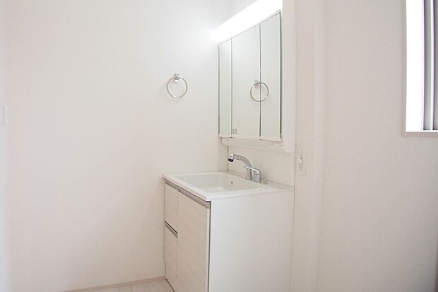 洗顔や手洗いはもちろん、シャンプーも行える多機能洗面台です。広い洗面台を使えば手洗い洗濯などにも利用できます。　