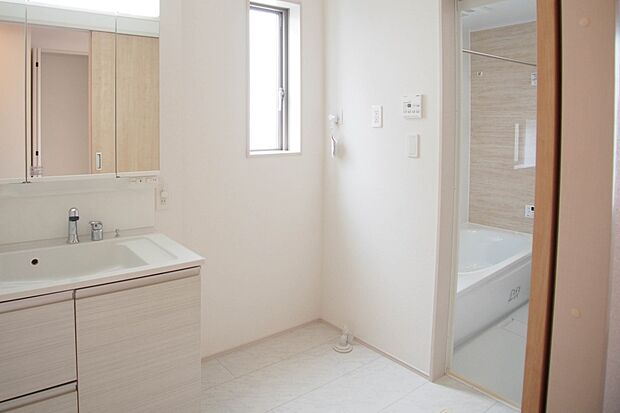 広い脱衣所、洗面台も大きなサイズを設置。建売では見ない広さと解放感。