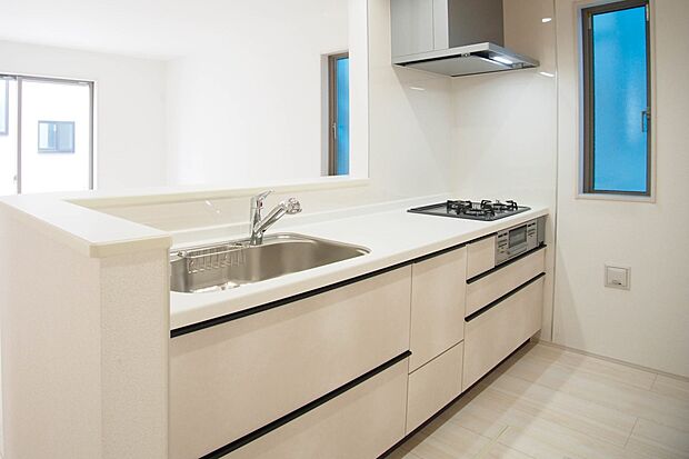 明るく開放的なオープンキッチン。家族とのコミュニケーションが取りやすく、みんなの笑顔が溢れます。