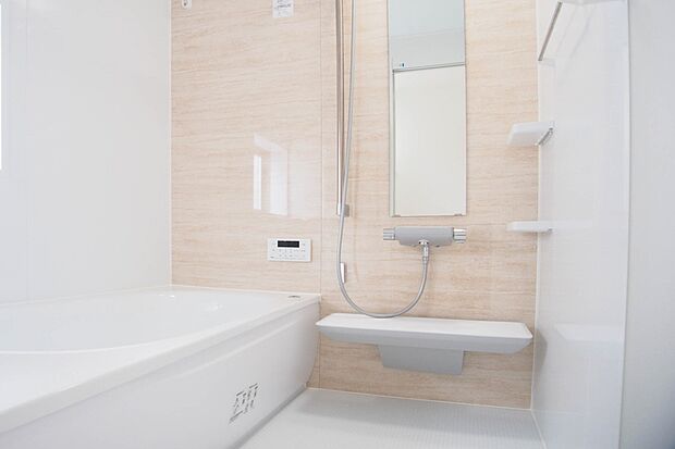 高級感溢れるカラーと大きさ・柔らかな曲線で構成された半身浴も楽しめるバスタブが心地よさをもたらします。窓もあるので換気もしっかりできますね。