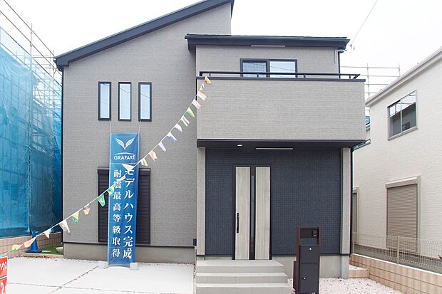 街に溶け合う美しい景観と、採光や風通しを考えて設計された間取り。近隣の視線を考え調整した窓位置など、外観だけでなく、住まうご家族の心地よさを最優先しました。