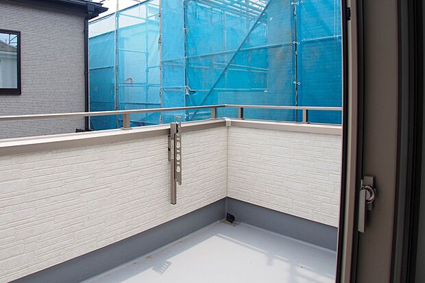 南バルコニーから差し込む陽光・通風は、住環境・快適性と共に有り続ける貴重な「財産」です。この新築戸建に住まう事で手に入れるものは、きっと日常にとっても貴重な存在となるはずです。