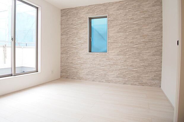 たっぷりの収納も配備しており、片付いた空間を現実出来そう。陽光も降り注ぐ明るく開放的な空間が魅力的。