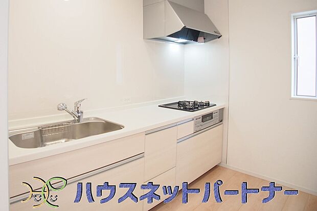 三口コンロで料理の幅を拡げてくれる使いやすいシステムキッチンを採用。洗い場も大きいので野菜や食器を洗ったりする際にも捗り、奥様の強い味方となってくれるはずです。