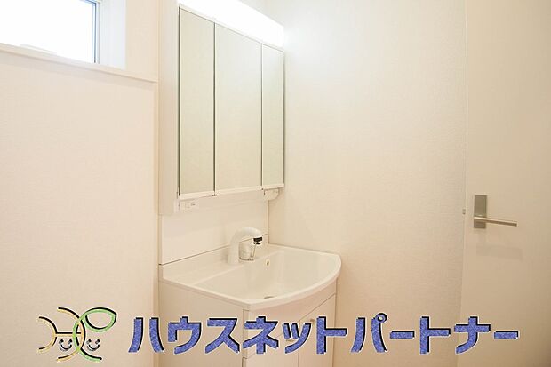 三面鏡洗面化粧台。ミラーを手前に引けば、楽な姿勢で髭剃りやメイクができます。合わせ鏡にすればヘアスタイルのチェックもラクラク。洗面化粧台のミラー裏にはたっぷり入る収納スペースを設けています。　