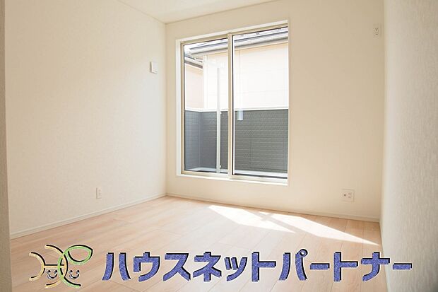 太陽の光がお部屋を照らしてくれます。こんな朝を迎えると今日一日を頑張ろうと思えてきますよね。