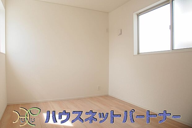 柔らかな日差しが入る洋室は落ち着いた雰囲気のお部屋です。ベッドを置いてゆったりと心も体も休まるお部屋へ。