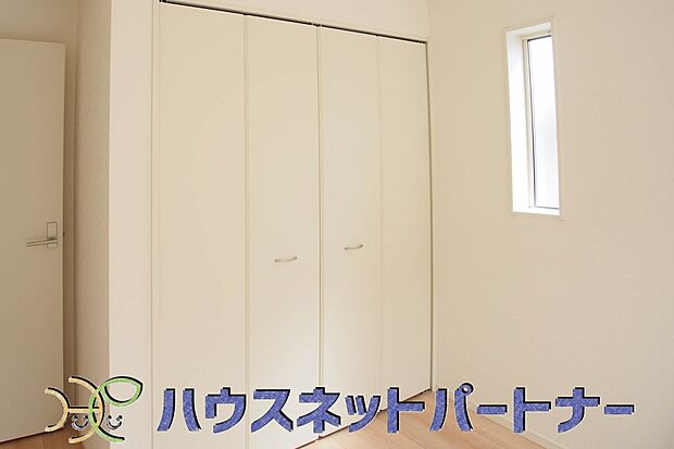 壁面クローゼットのメリットは、衣類が横一列に並ぶためひと目で洋服が選びやすいこと。衣類をたくさんお持ちの方も、限られたスペース内に無理なく収納することができます。