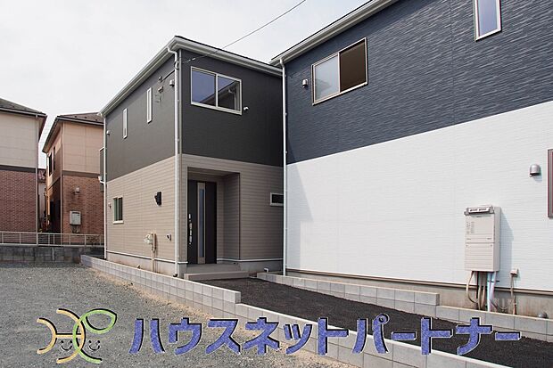 上質感漂う玄関へのアプローチ。居住者の帰り、訪れる方を優しく迎える・安らぎに満ちた生活空間を予感させる。健やかな暮らしを楽しめそう。