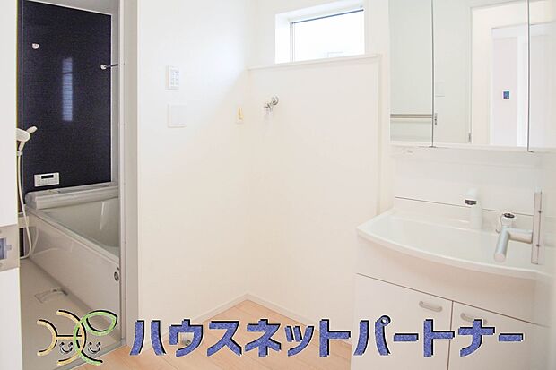 毎日使う洗濯機。しっかりと奥行きのある置き場が確保されています。