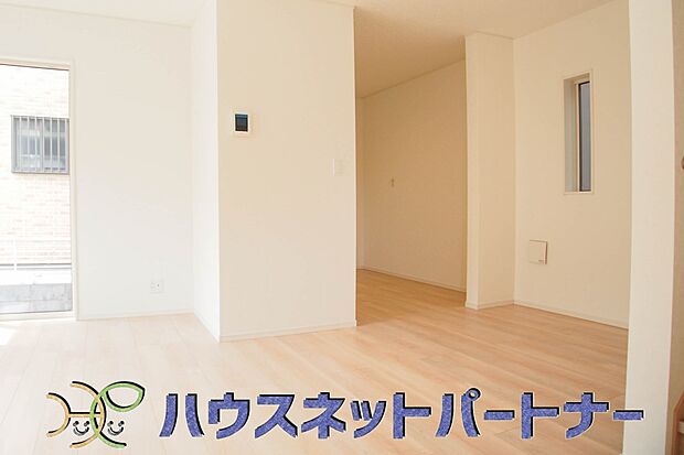 リビングにテーブルを置いて、寛げるソファーを置いても余裕の広さがあります。