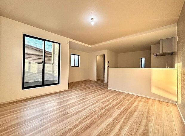 通風・採光に優れ、心地よい光と風が溢れています。 贅沢で豊かな居住性と、プライドを満たすクオリティが見事に調和した住空間。新築ならではの快適なひとときをご体感頂ける筈です。