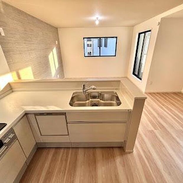 カウンターキッチンなら、リビングで遊ぶ子供の様子を見ながら料理ができるので安心です。料理を運んでもらったり、子供にお手伝いしてもらいやすいのもいいですね♪